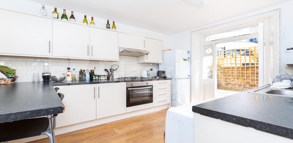 			CENTRAL LOCATION, 3 Bedroom, 1 bath, 1 reception Maisonette			 Compton Street EC1, CLERKENWELL / FARRINGDON